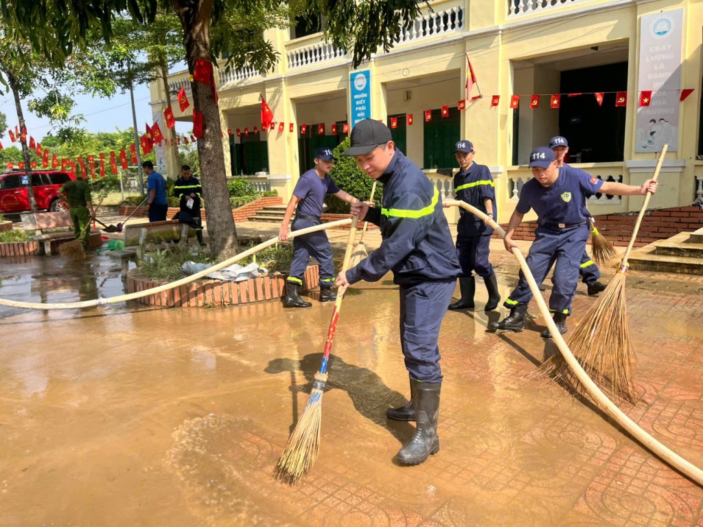 Sát cánh cùng Nhân dân chống lũ