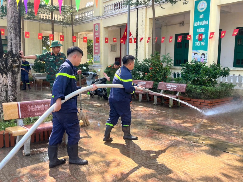Sát cánh cùng Nhân dân chống lũ