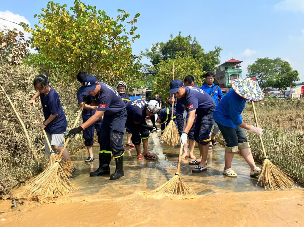 Sát cánh cùng Nhân dân chống lũ