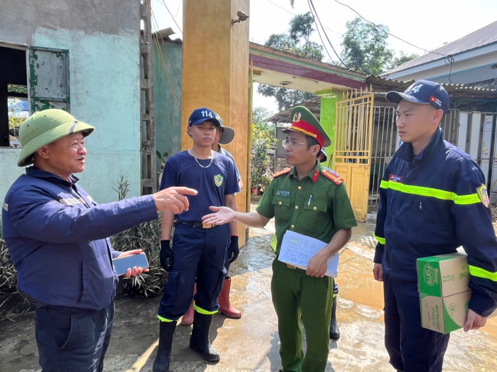 Sát cánh cùng Nhân dân chống lũ