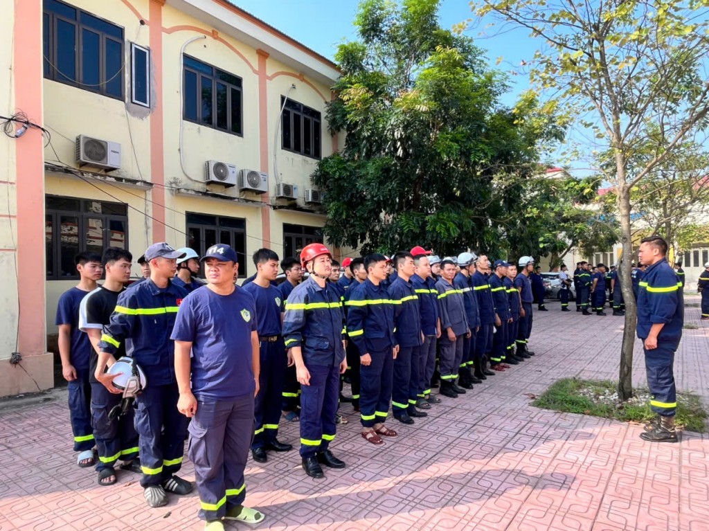 Hàng trăm cán bộ, chiến sỹ được huy động giúp dân chạy lũ, dọn vệ sinh môi trường khi nước rút