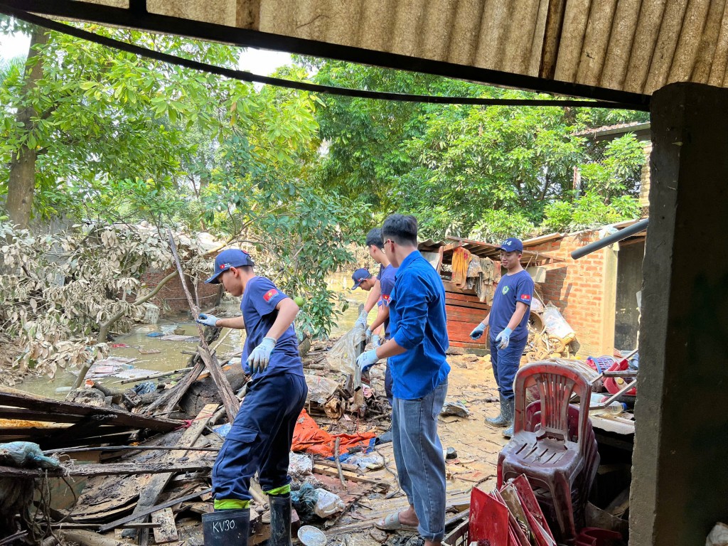 Sát cánh cùng Nhân dân chống lũ