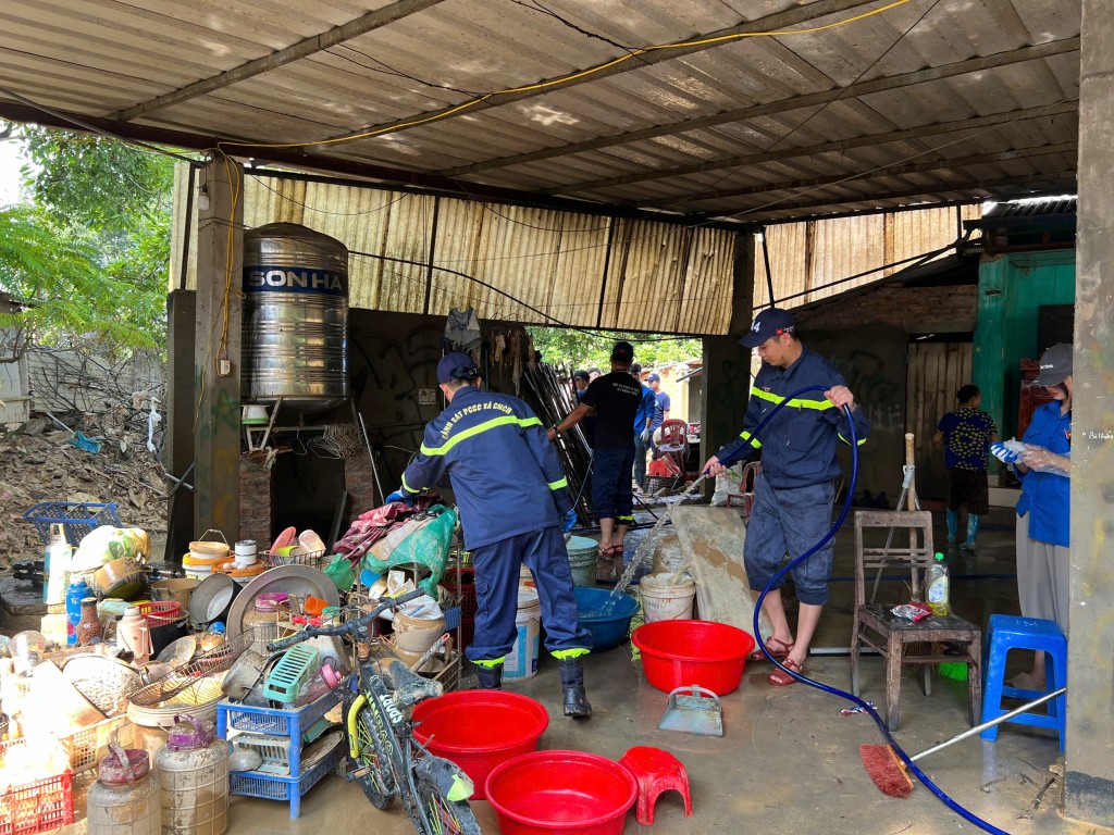 Sát cánh cùng Nhân dân chống lũ