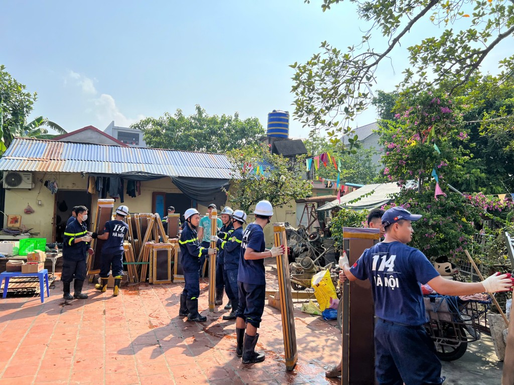 Sát cánh cùng Nhân dân chống lũ