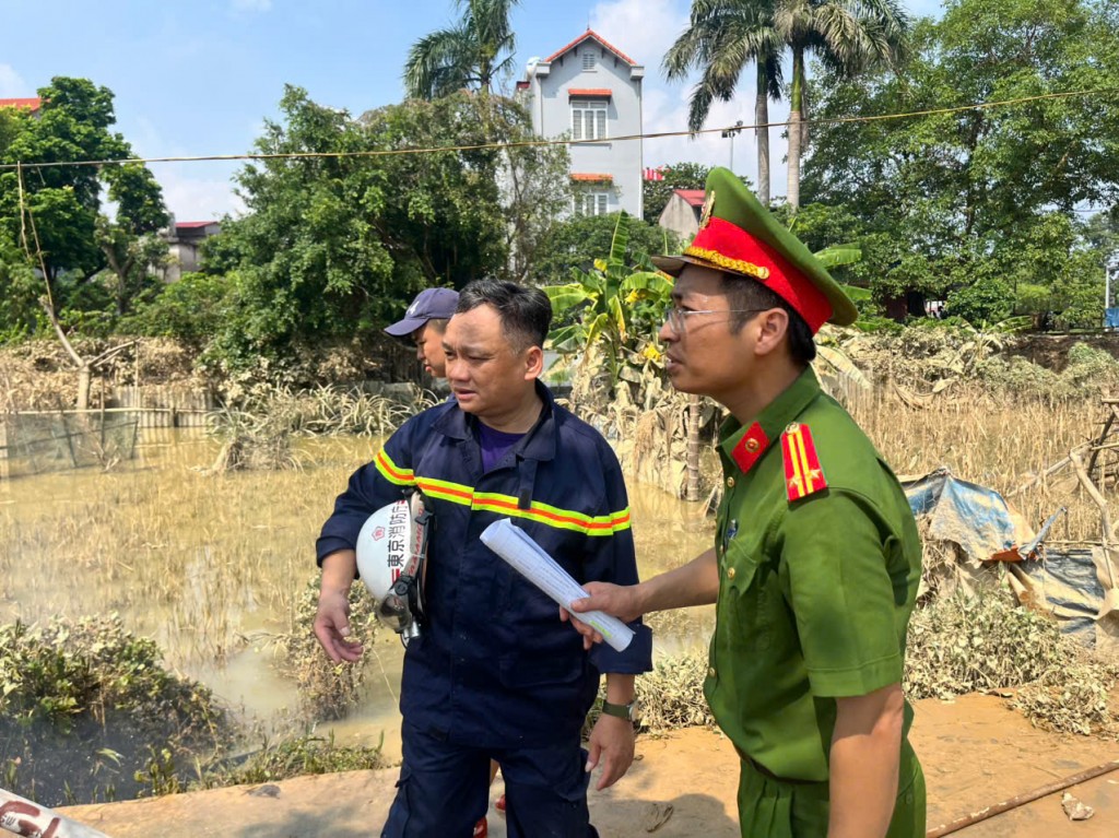 Trung tá Nguyễn Tuấn Dương – Phó Trưởng Phòng Cảnh sát PCCC và CNCH trực tiếp chỉ đạo cán bộ, chiến sĩ triển khai thực hiện nhiệm vụ hỗ trợ nhân dân khắc phục hậu quả sau mưa lũ