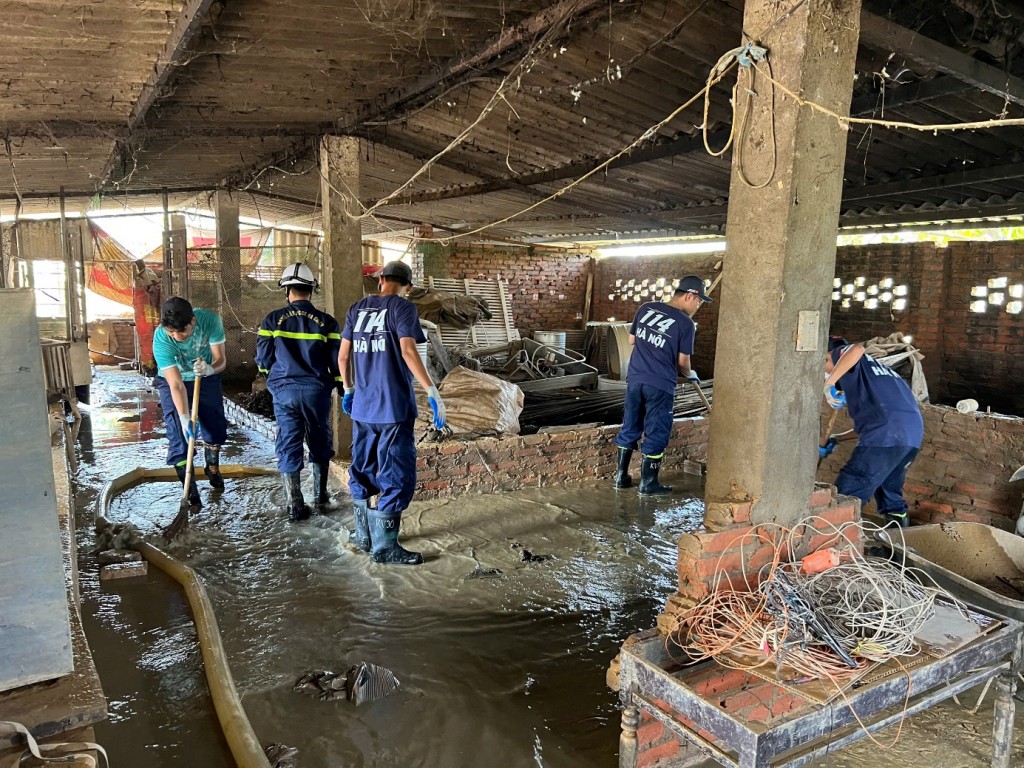 Sát cánh cùng Nhân dân chống lũ
