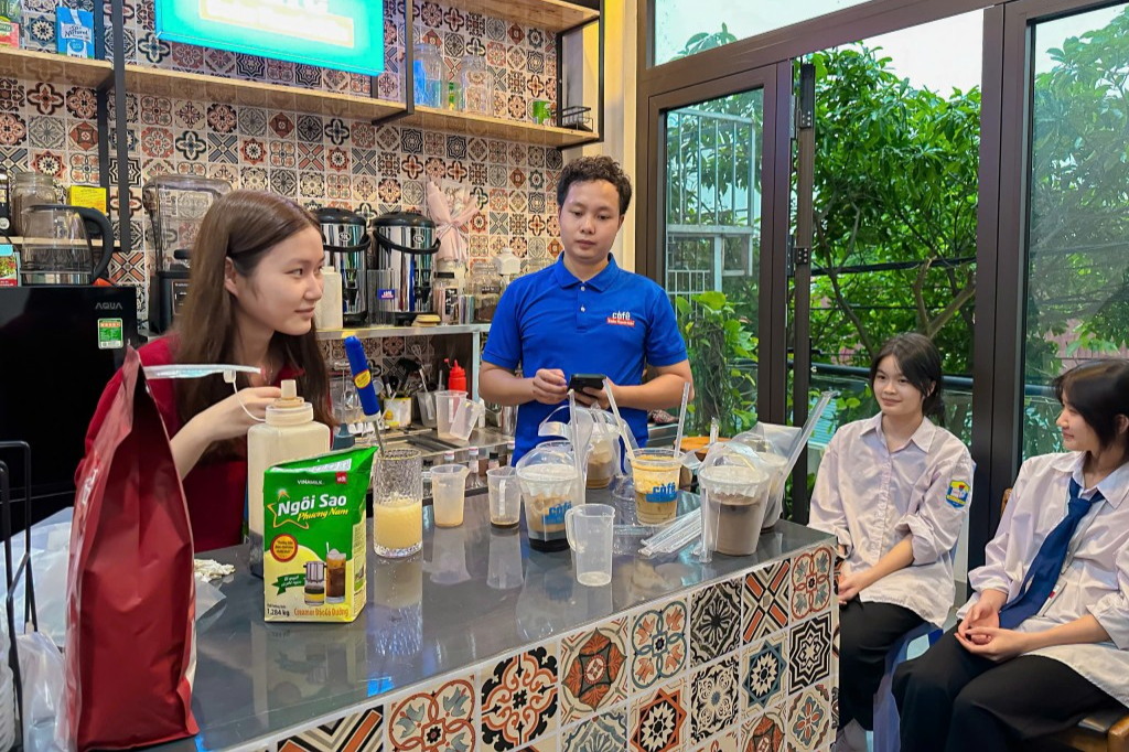 Mô hình “Cà phê Đoàn Thanh niên” do Chi đoàn thôn Lạc Thị (xã Ngọc Hồi) triển khai không chỉ hướng đến phát triển kinh tế mà còn đào tạo, rèn luyện cho thanh niên Mô hình “Cà phê Đoàn Thanh niên” do Chi đoàn thôn Lạc Thị (xã Ngọc Hồi) triển khai không chỉ hướng đến phát triển kinh tế mà còn đào tạo, rèn luyện cho thanh niên