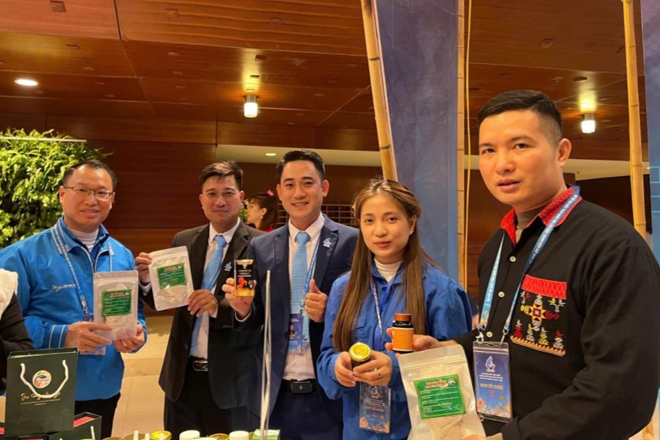 Bí thư Đoàn xã Ba Vì Triệu Sinh Viễn (bên phải) quảng bá các sản phẩm thuốc nam truyền thống Bí thư Đoàn xã Ba Vì Triệu Sinh Viễn (bên phải) quảng bá các sản phẩm thuốc nam truyền thống