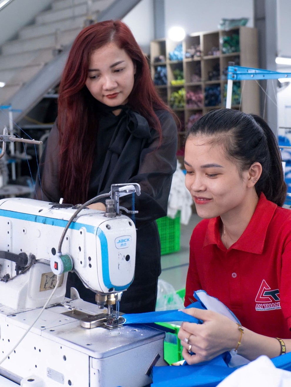 Chị Lê Thị Lệ Giang, Tổng Giám đốc Công ty TNHH Tập đoàn dệt may An Thành hướng dẫn công nhân may Chị Lê Thị Lệ Giang, Tổng Giám đốc Công ty TNHH Tập đoàn dệt may An Thành hướng dẫn công nhân may