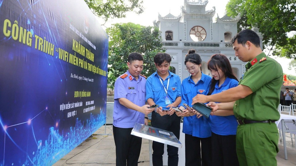 Các bạn trẻ trải nghiệm công trình “Thư viện số thanh niên” tại phường Ba Đình