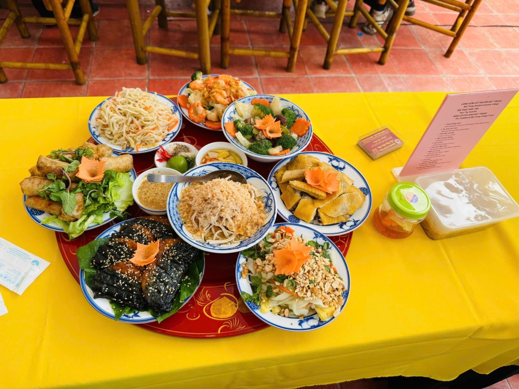 Độc đáo mâm cỗ làng Bát Tràng