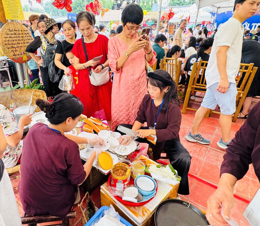 Bánh cuốn Thanh Trì hấp dẫn qua bàn tay chế biến khéo léo của nghệ nhân