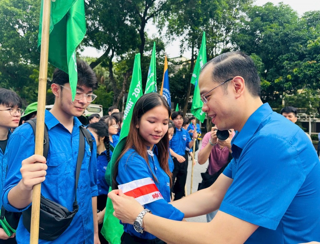 Ủy viên Ban Chấp hành Trung ương Đoàn, Phó Chủ tịch Ủy ban Mặt trận Tổ quốc thành phố, Bí thư Thành đoàn Hà Nội Nguyễn Tiến Hưng động viên thanh niên tình nguyện Ủy viên Ban Chấp hành Trung ương Đoàn, Phó Chủ tịch Ủy ban Mặt trận Tổ quốc thành phố, Bí thư Thành đoàn Hà Nội Nguyễn Tiến Hưng động viên thanh niên tình nguyện