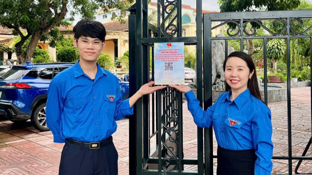 Mã QR công trình thanh niên số hóa song ngữ Việt - Anh” được dán tại nhà văn hóa thôn, trường học hay trung tâm hành chính xã Thanh Trì tạo điều kiện thuận lợi cho người dân