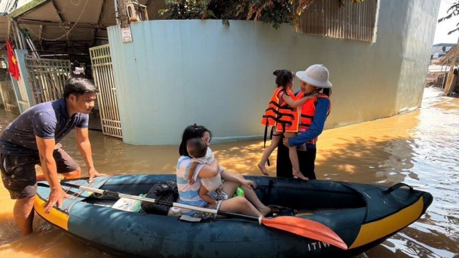 Tỏa sáng tinh thần “lá lành đùm lá rách” giữa tâm vùng lũ