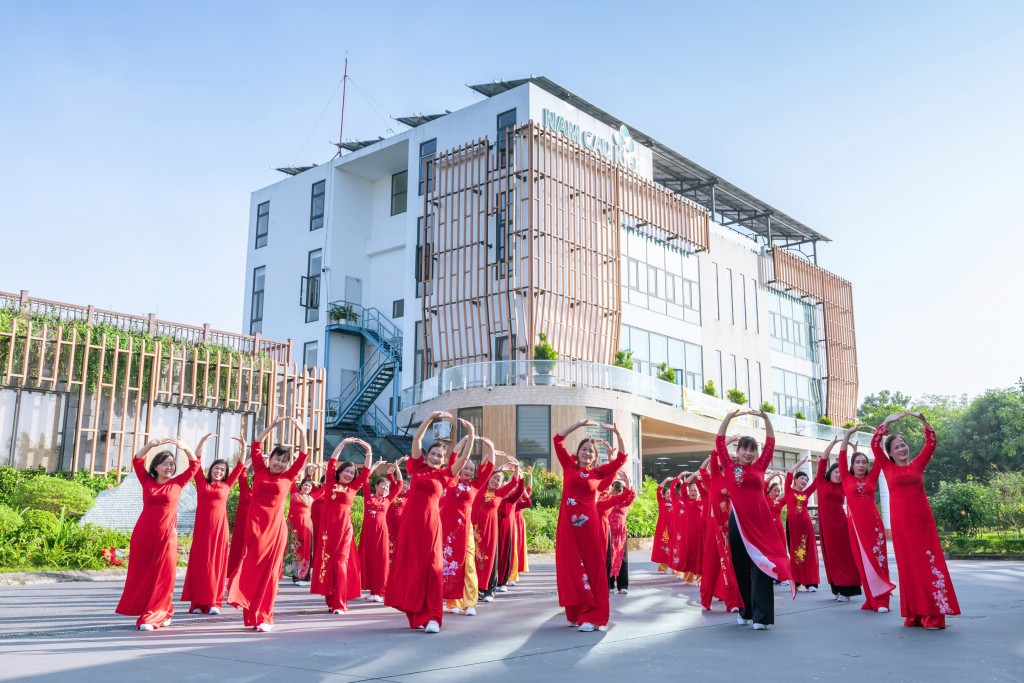 Doanh nhân Phạm Hồng Điệp - Người trả nợ cho Đất bằng triết lý kinh doanh xanh Doanh nhân Phạm Hồng Điệp - Người trả nợ cho Đất bằng triết lý kinh doanh xanh