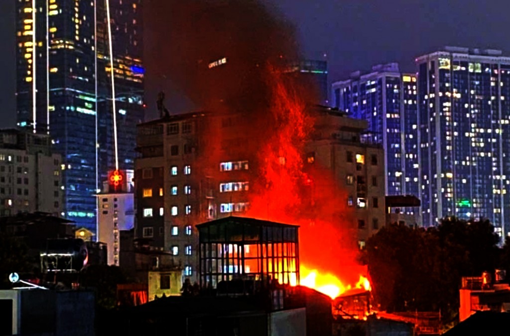 Hiện trường vụ cháy tại phố Đê La Thành tối 10/10