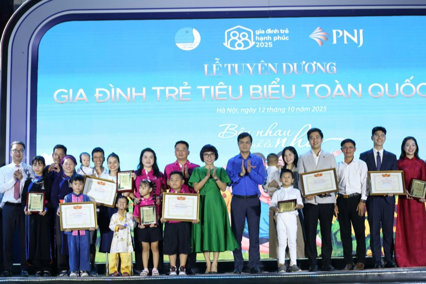 Các gia đình trẻ tiêu biểu được tuyên dương Các gia đình trẻ tiêu biểu được tuyên dương