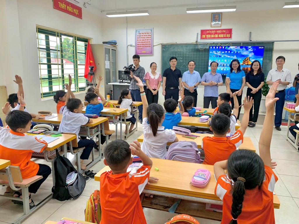 Ngành Giáo dục và Đào tạo Hà Nội trao tặng hơn 140 tấn hàng hỗ trợ trường học vùng mưa lũ