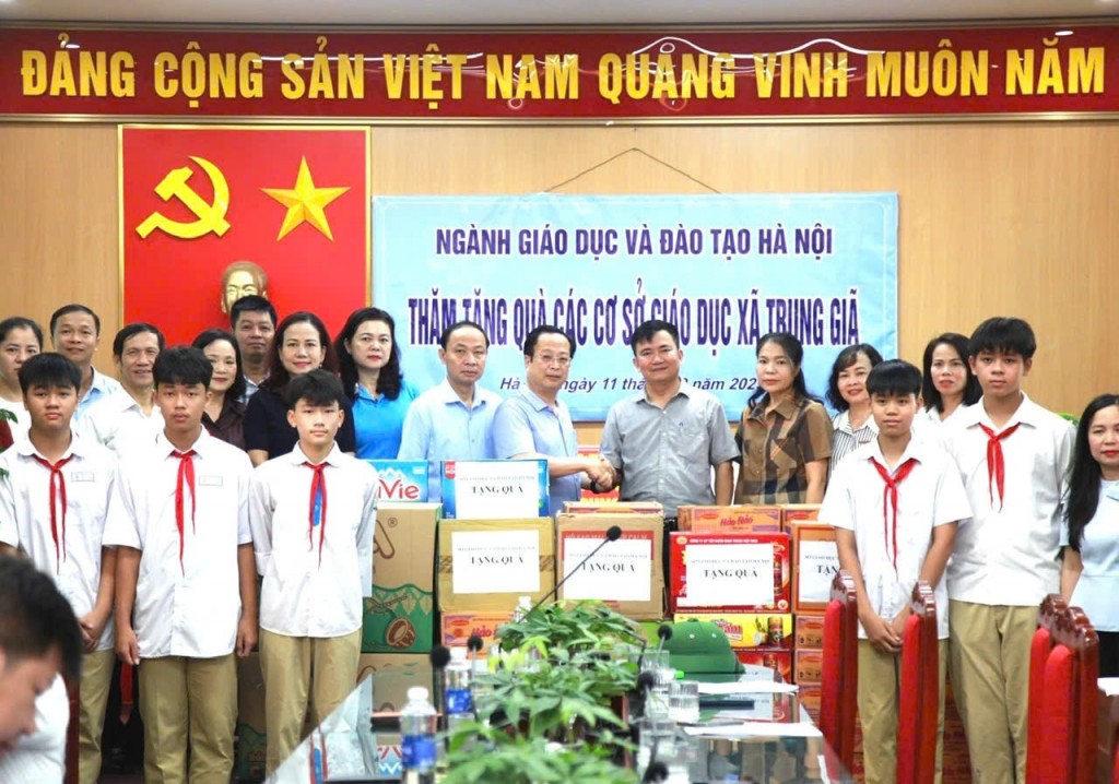 Ngành Giáo dục và Đào tạo Hà Nội trao tặng hơn 140 tấn hàng hỗ trợ trường học vùng mưa lũ