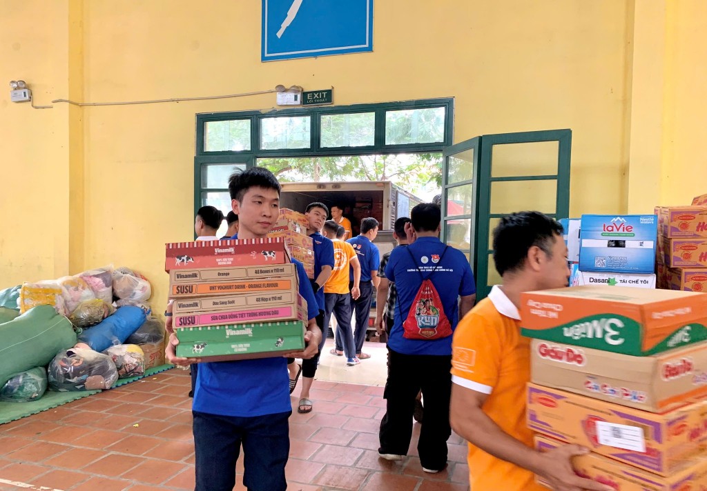 Ngành Giáo dục và Đào tạo Hà Nội trao tặng hơn 140 tấn hàng hỗ trợ trường học vùng mưa lũ