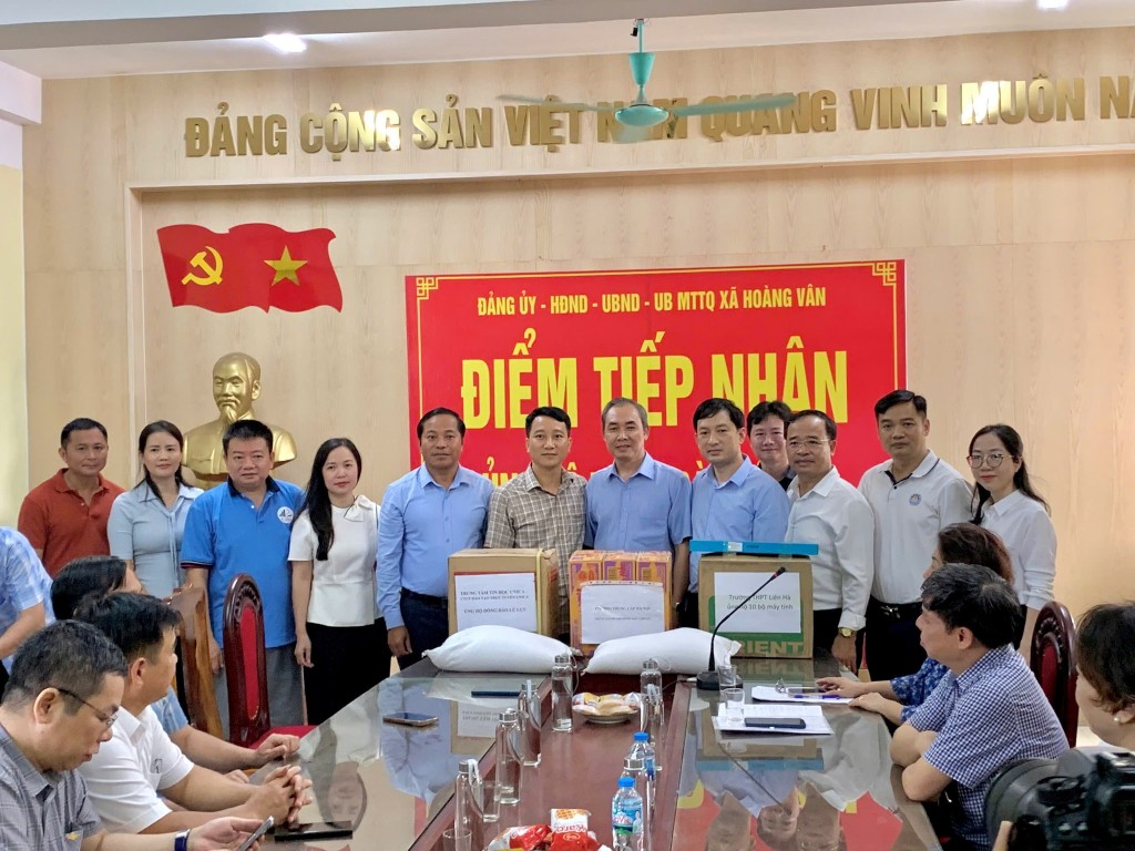 Ngành Giáo dục và Đào tạo Hà Nội trao tặng hơn 140 tấn hàng hỗ trợ trường học vùng mưa lũ