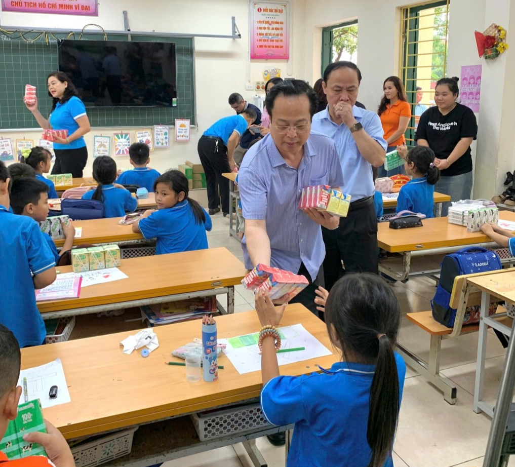 Ngành Giáo dục và Đào tạo Hà Nội trao tặng hơn 140 tấn hàng hỗ trợ trường học vùng mưa lũ