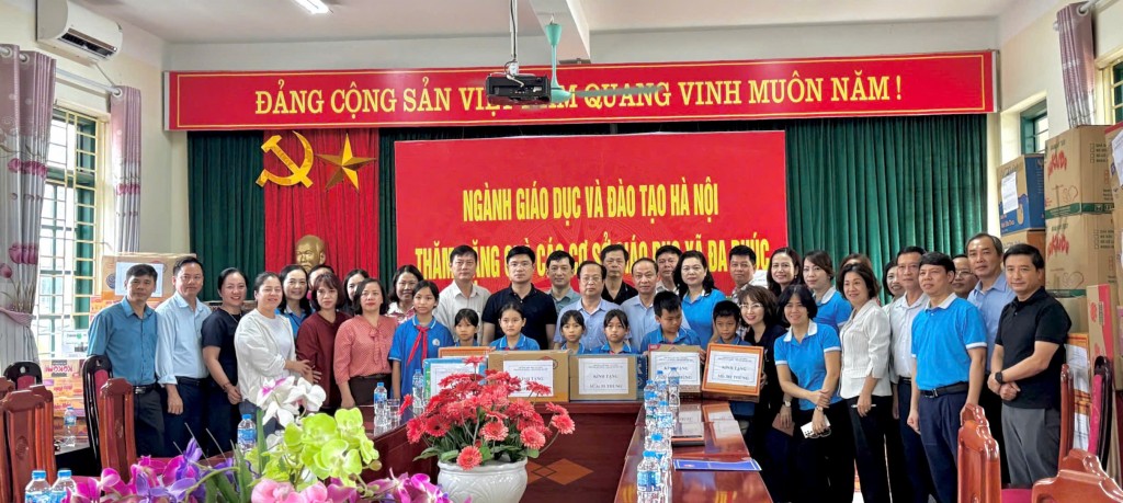 Ngành Giáo dục và Đào tạo Hà Nội trao tặng hơn 140 tấn hàng hỗ trợ trường học vùng mưa lũ