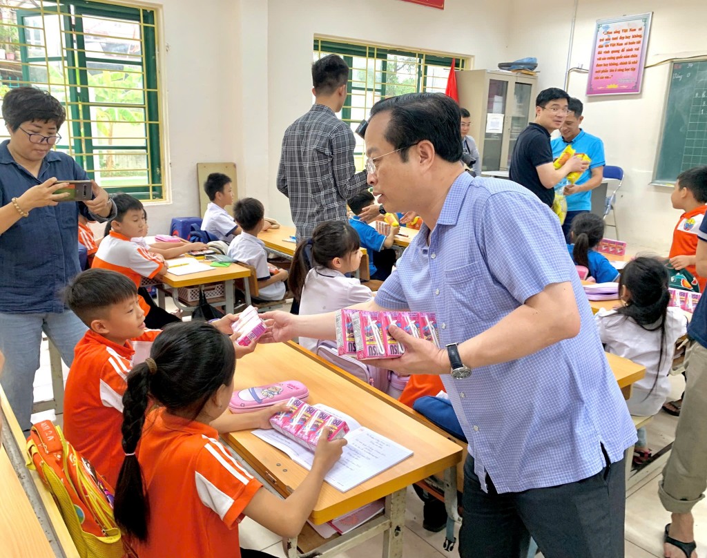 Ngành Giáo dục và Đào tạo Hà Nội trao tặng hơn 140 tấn hàng hỗ trợ trường học vùng mưa lũ