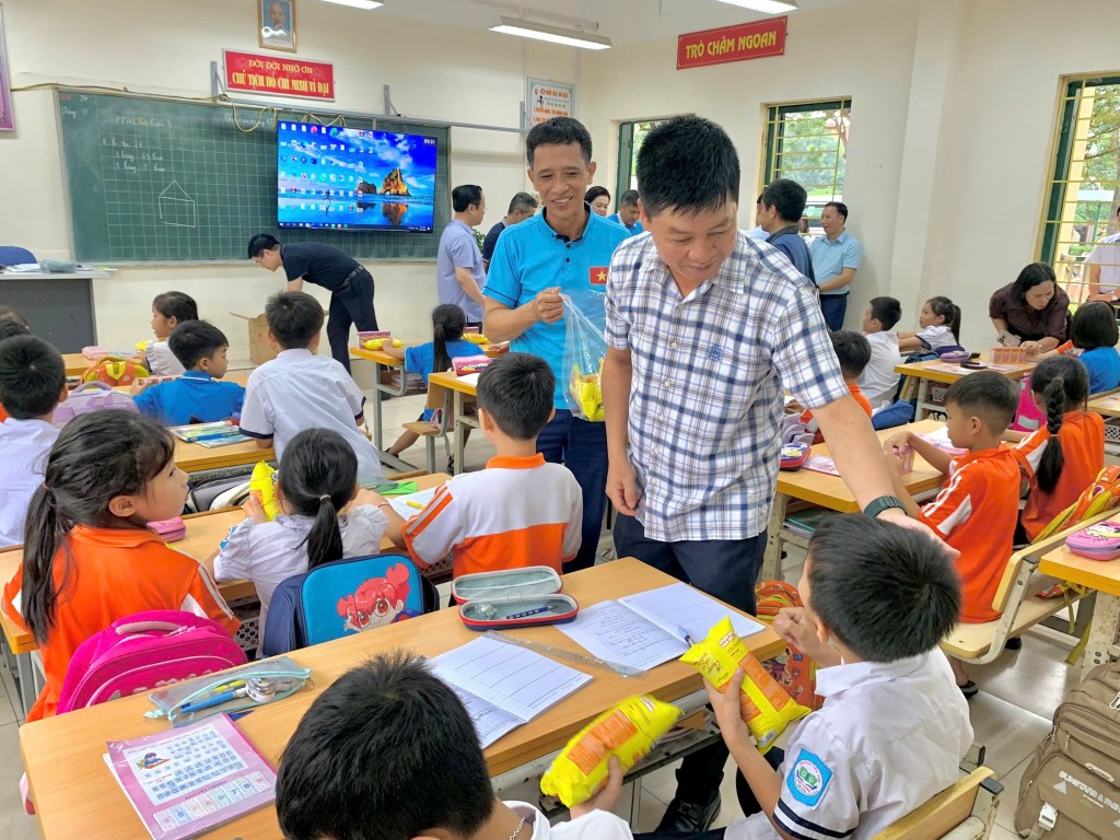 Ngành Giáo dục và Đào tạo Hà Nội trao tặng hơn 140 tấn hàng hỗ trợ trường học vùng mưa lũ