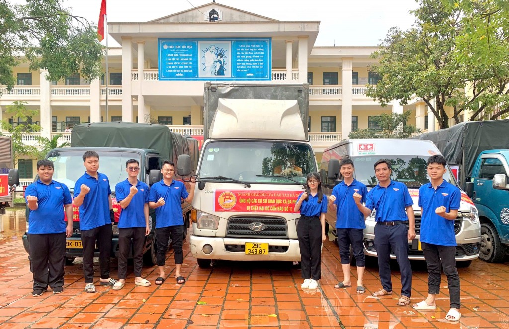 Ngành Giáo dục và Đào tạo Hà Nội trao tặng hơn 140 tấn hàng hỗ trợ trường học vùng mưa lũ