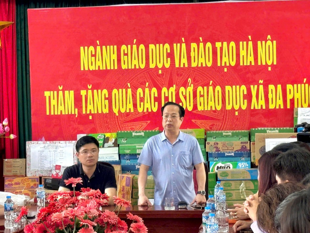 Ngành Giáo dục và Đào tạo Hà Nội trao tặng hơn 140 tấn hàng hỗ trợ trường học vùng mưa lũ