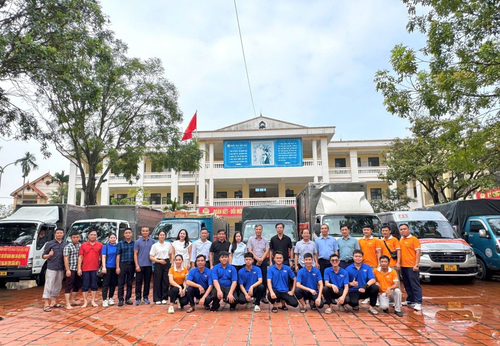 Ngành Giáo dục và Đào tạo Hà Nội trao tặng hơn 140 tấn hàng hỗ trợ trường học vùng mưa lũ