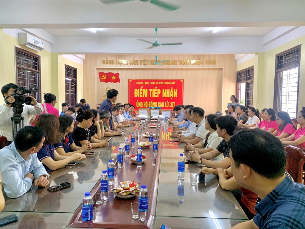 Ngành Giáo dục và Đào tạo Hà Nội trao tặng hơn 140 tấn hàng hỗ trợ trường học vùng mưa lũ