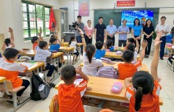 Ngành Giáo dục và Đào tạo Hà Nội trao tặng hơn 140 tấn hàng hỗ trợ trường học vùng mưa lũ