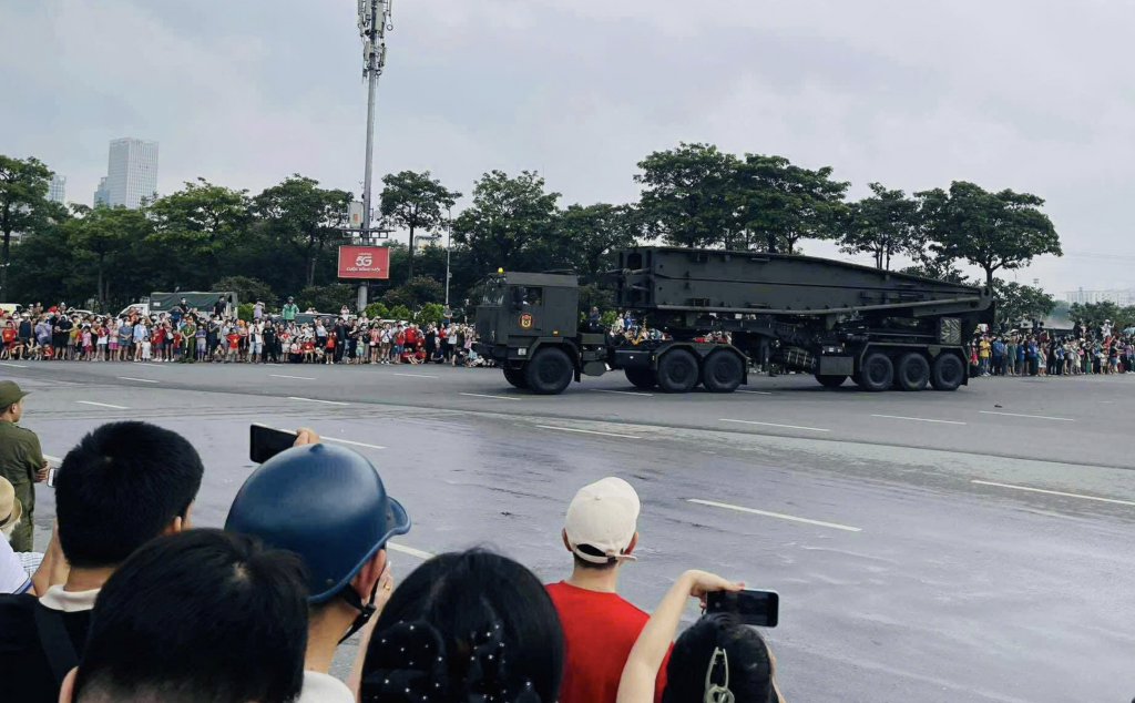 Người dân xem Lễ diễu binh – diễu hành nhân kỷ niệm 80 năm Cách mạng Tháng Tám – Quốc khánh 2/9 Người dân xem Lễ diễu binh – diễu hành nhân kỷ niệm 80 năm Cách mạng Tháng Tám – Quốc khánh 2/9