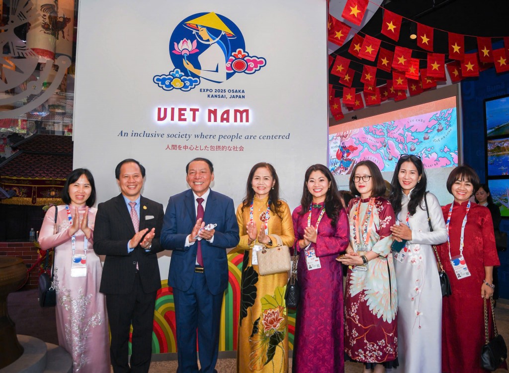 Bộ trưởng Bộ VHTTDL Nguyễn Văn Hùng, Cục trưởng Cục Hợp tác quốc tế, Tổng Đại diện Việt Nam tại EXPO 2025 Nguyễn Phương Hòa, cùng các cán bộ quản lý Nhà Triển lãm Việt Nam 