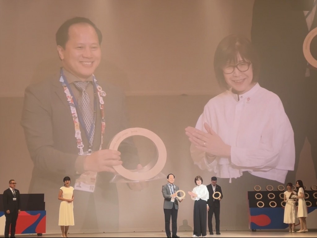 Ông Trần Nhất Hoàng – Phó Tổng đại diện Việt Nam tại EXPO 2025 Osaka, Kansai, Nhật Bản đại diện nhận giải Giải Bạc dành cho Nhà Triển lãm có “Thiết kế trưng bày xuất sắc nhất”