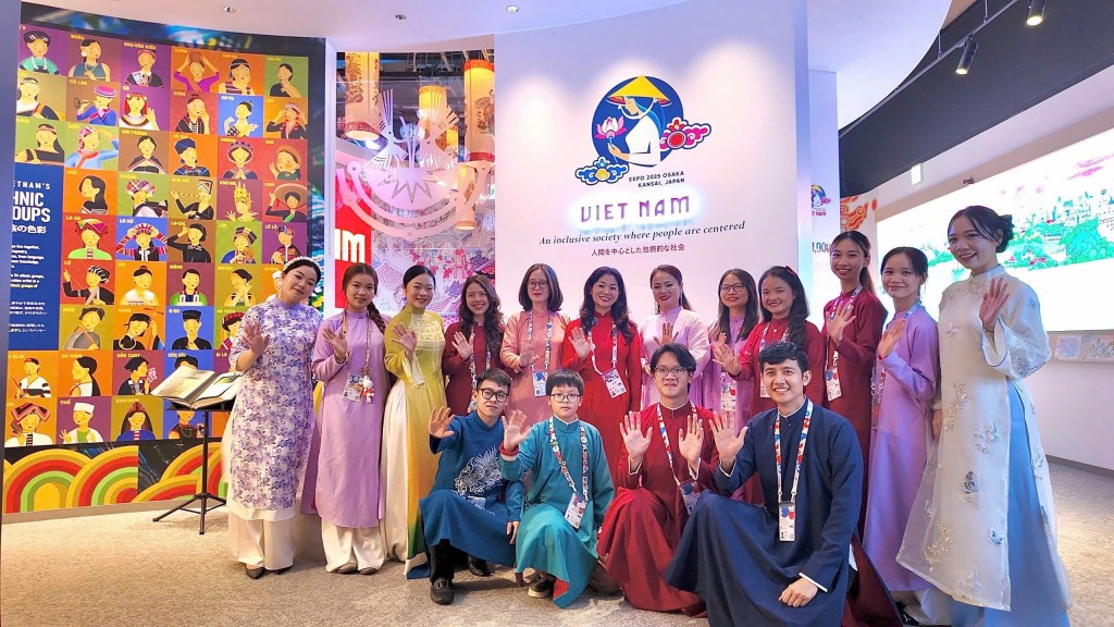 Cục trưởng Cục Hợp tác quốc tế, Tổng Đại diện Việt Nam tại EXPO 2025 Nguyen Phương Hòa cùng các cán bộ quản lý và vận hành Nhà Triển lãm Việt Nam