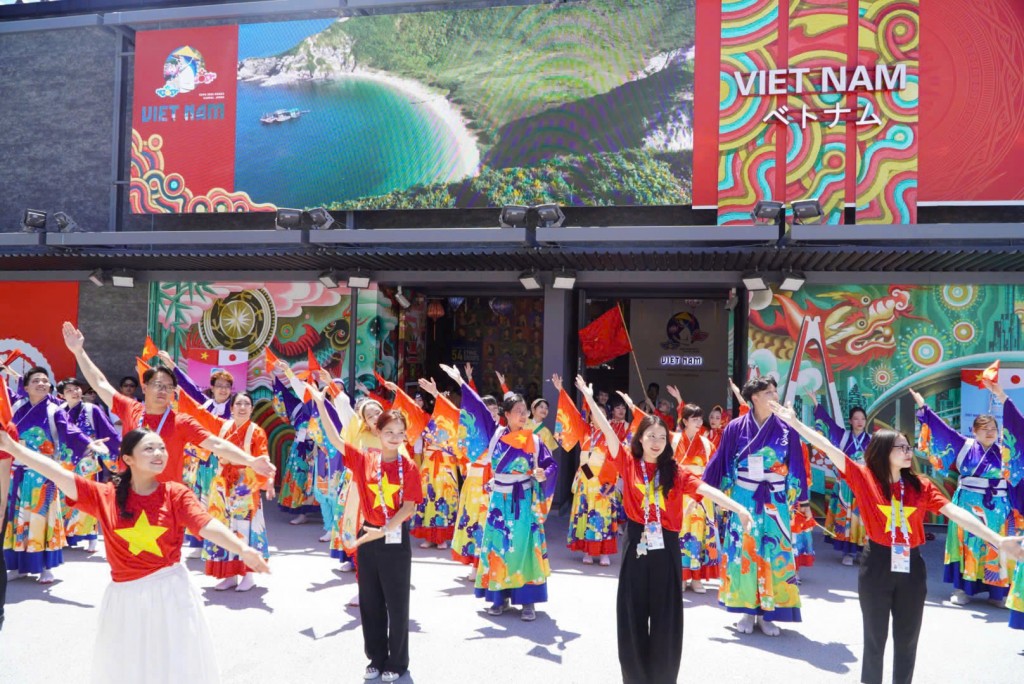 Tổ chức nhiều hoạt động tương tác với khách tham quan, qua đó quảng bá văn hóa, đất nước, con người Việt Nam