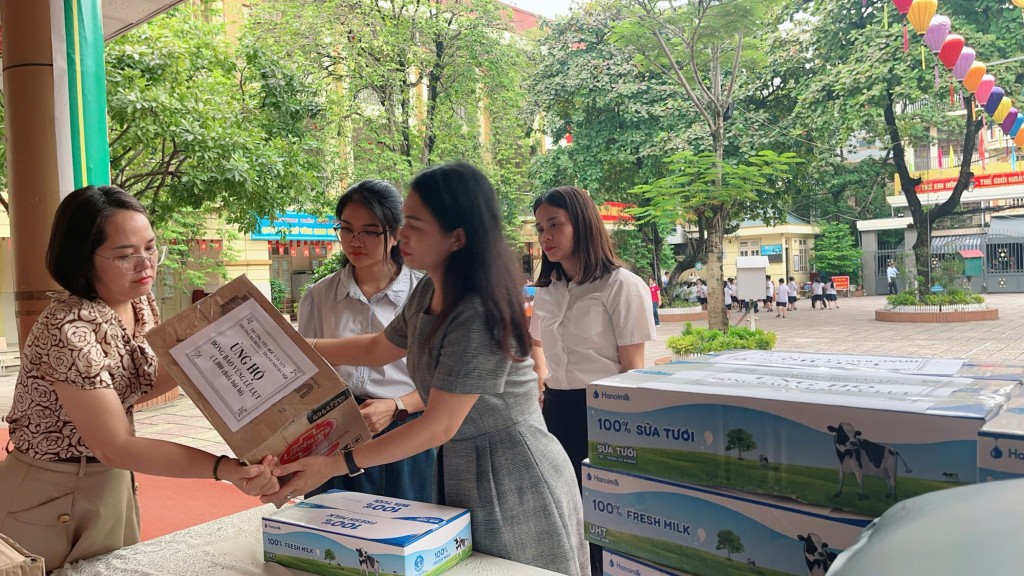 Các thầy cô giáo trường Tiểu học Văn Yên chuẩn bị quà trao tặng học sinh vùng lũ