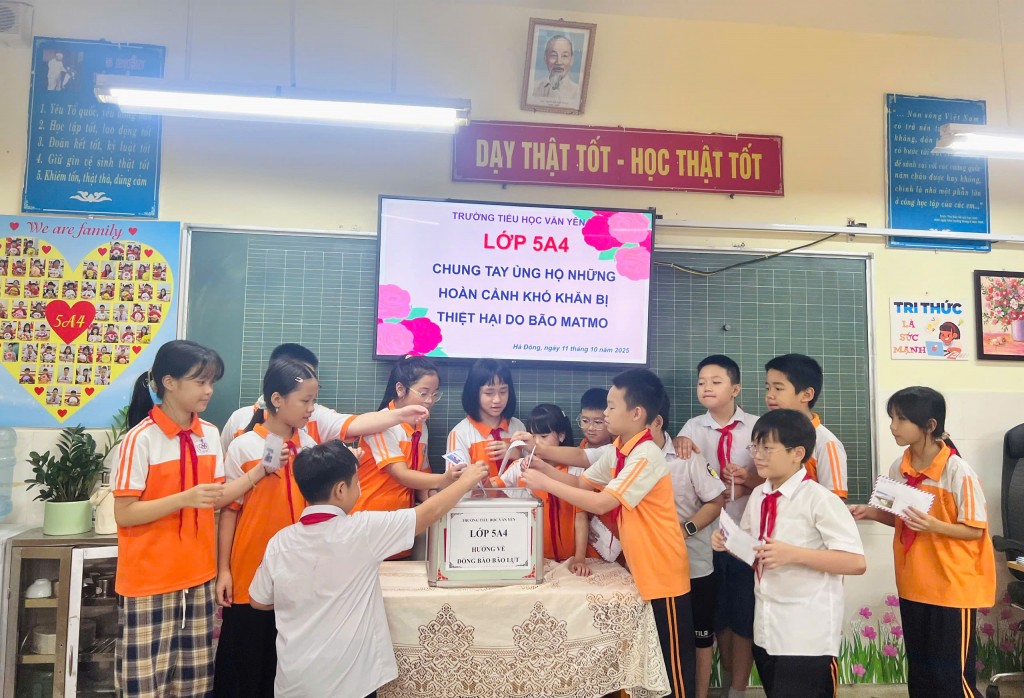 Học sinh trường Tiểu học Văn Yên sẻ chia với bạn vùng lũ