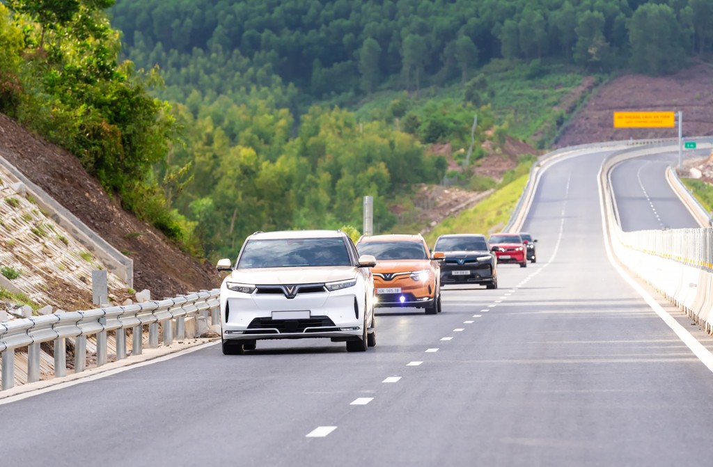 VinFast thiết lập kỷ lục “vô tiền khoáng hậu” bàn giao hơn 100.000 xe chỉ sau 3 quý khi các sản phẩm ghi nhận doanh số áp đảo ở từng phân khúc. VinFast thiết lập kỷ lục “vô tiền khoáng hậu” bàn giao hơn 100.000 xe chỉ sau 3 quý khi các sản phẩm ghi nhận doanh số áp đảo ở từng phân khúc.