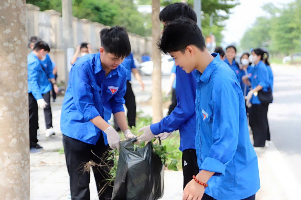 Thanh niên ra quân dọn dẹp, vệ sinh môi trường Thanh niên ra quân dọn dẹp, vệ sinh môi trường