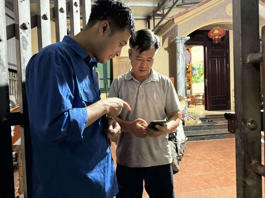 Tuổi trẻ hỗ trợ người dân chuyển đổi số Tuổi trẻ hỗ trợ người dân chuyển đổi số