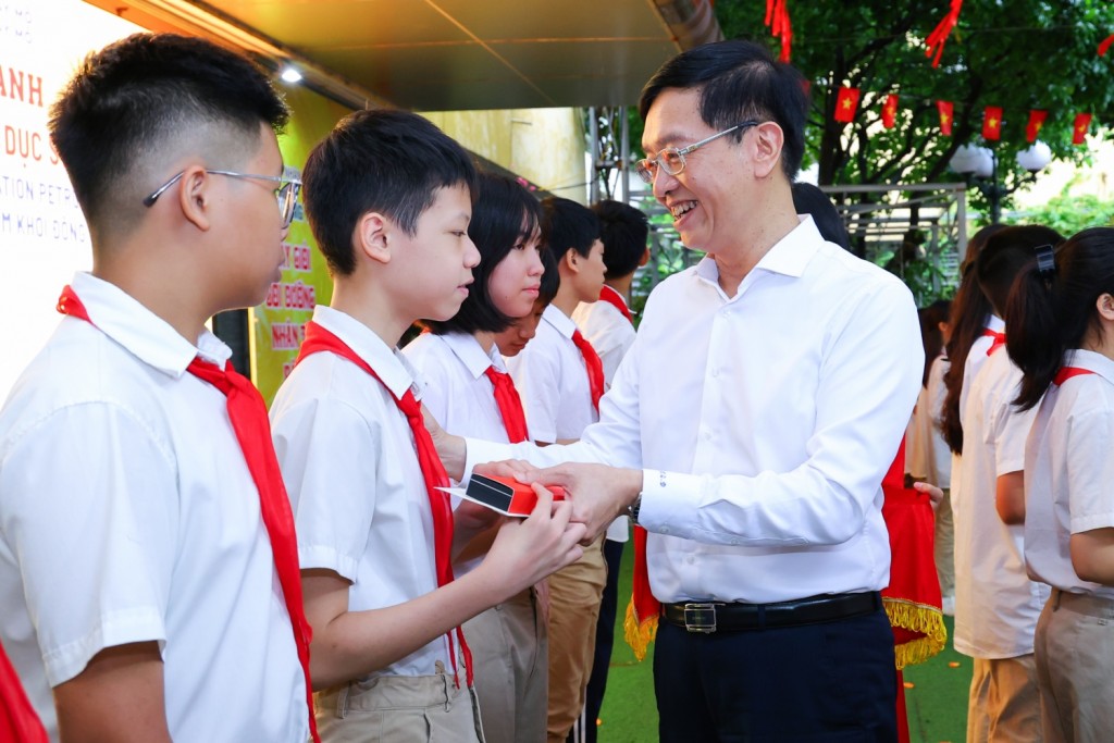 Đồng chí Trần Quang Dũng, Phó Bí thư Thường trực Đảng ủy Petrovietnam trao quà động viên các em học sinh Đồng chí Trần Quang Dũng, Phó Bí thư Thường trực Đảng ủy Petrovietnam trao quà động viên các em học sinh