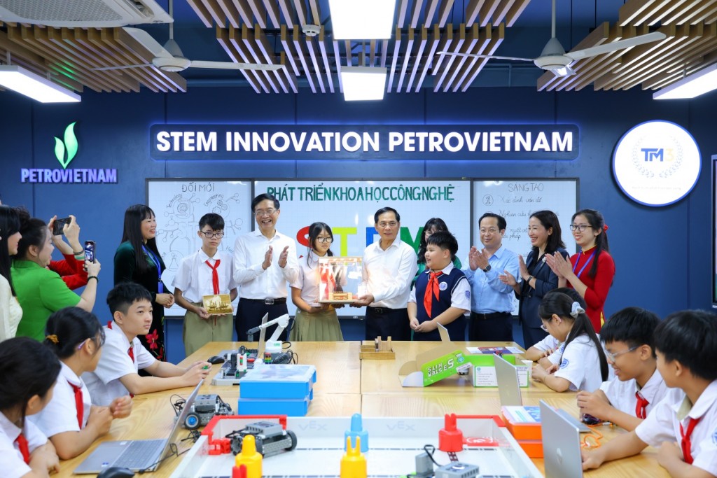 Khánh thành phòng STEM Innovation Petrovietnam tại Trường THCS Tây Mỗ Khánh thành phòng STEM Innovation Petrovietnam tại Trường THCS Tây Mỗ