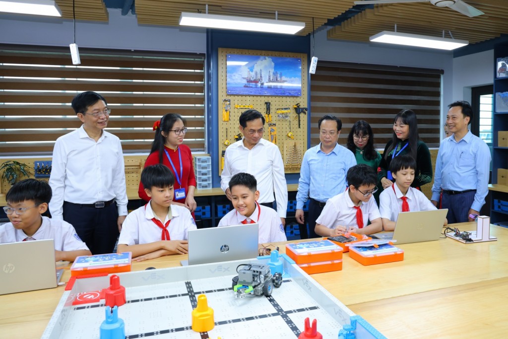 Các đại biểu, thầy, cô giáo xem học sinh Trường THCS Tây Mỗ thực hành trên các thiết bị của phòng học STEM Các đại biểu, thầy, cô giáo xem học sinh Trường THCS Tây Mỗ thực hành trên các thiết bị của phòng học STEM