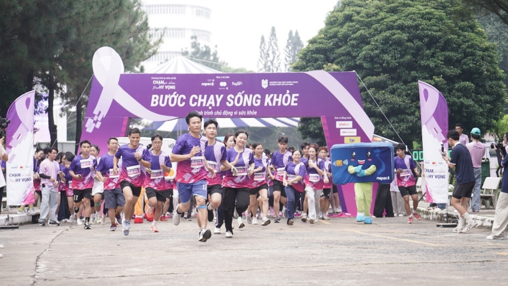 Sinh viên ĐH Ngân Hàng tham gia chương trình _Bước Chạy Sống Khoẻ Napas, Mastercard và Payoo trao tặng gói tầm soát ung thư và xét nghiệm HPV cho phụ nữ yếu thế