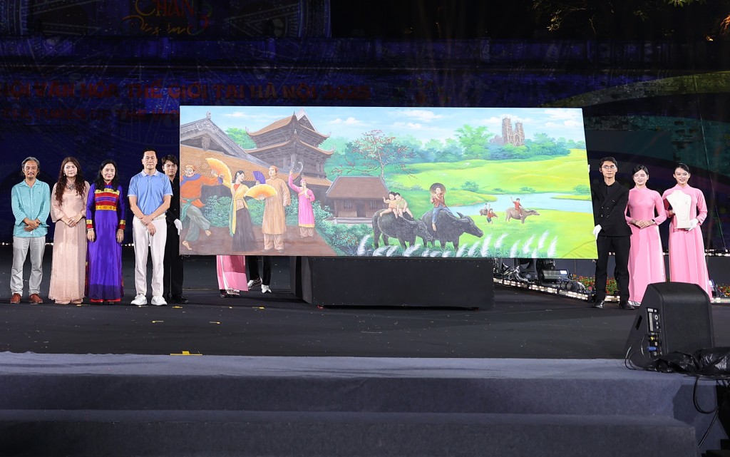 Đại diện Tập đoàn T&T Group và Ngân hàng SHB đấu giá thành công bức tranh của họa sĩ Ngô Bá Hoàng với giá 1 tỷ đồng